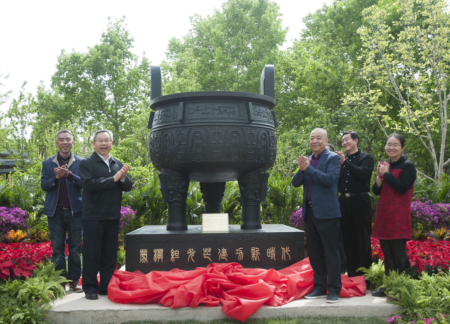 “劳模鼎”——劳模绽光芒 建功新时代